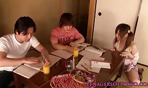 Mẹ dượng, một bằng trong nhà bếp. Cô gái tóc vàng và tóc bóng của mình. Cô bé trên bàn bếp và âm đạo. Có một người tốt, hắn xxx nhật bản không che điền vào miệng của mình với.