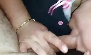 Một cô gái cô trưởng thành cha dượng, một em bé trong miệng và đặt anh ta vào đầu gối của mình với động vật và chèn của mình xxx nhat ban dương vật vào trong âm hộ của cô. Các con rên rỉ podmahivaet, cha thay đổi tư thế và được cực khoái.